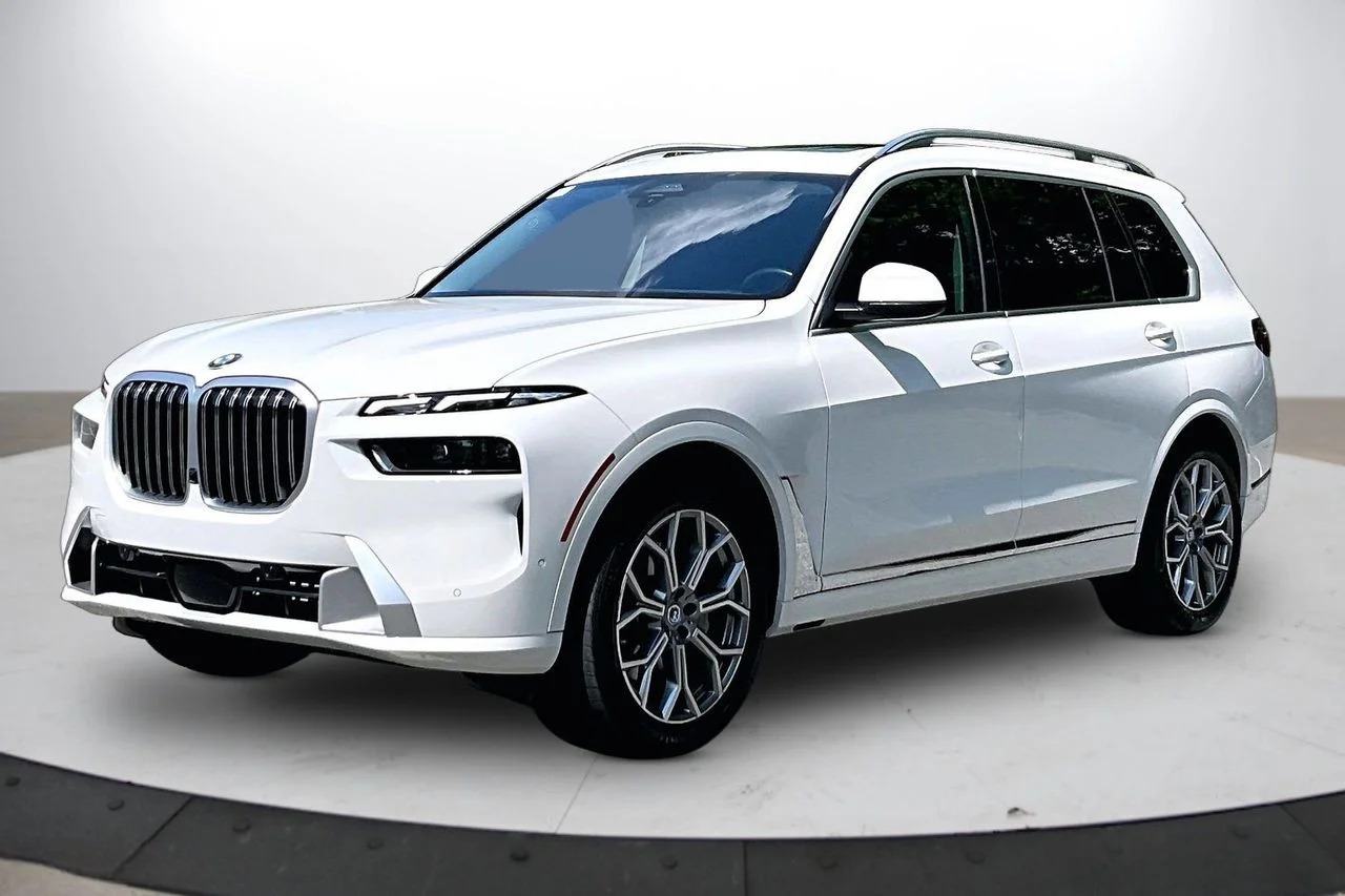 Used 2023 White BMW xDrive40i image 4