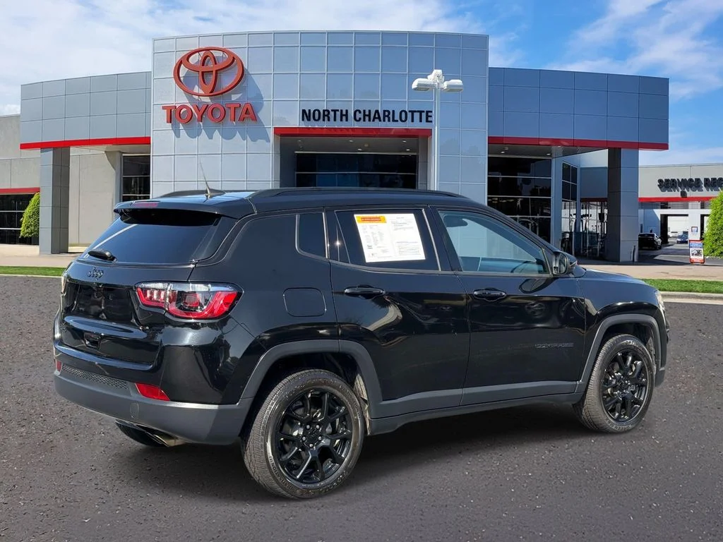 Used 2022 Black Jeep Latitude image 8