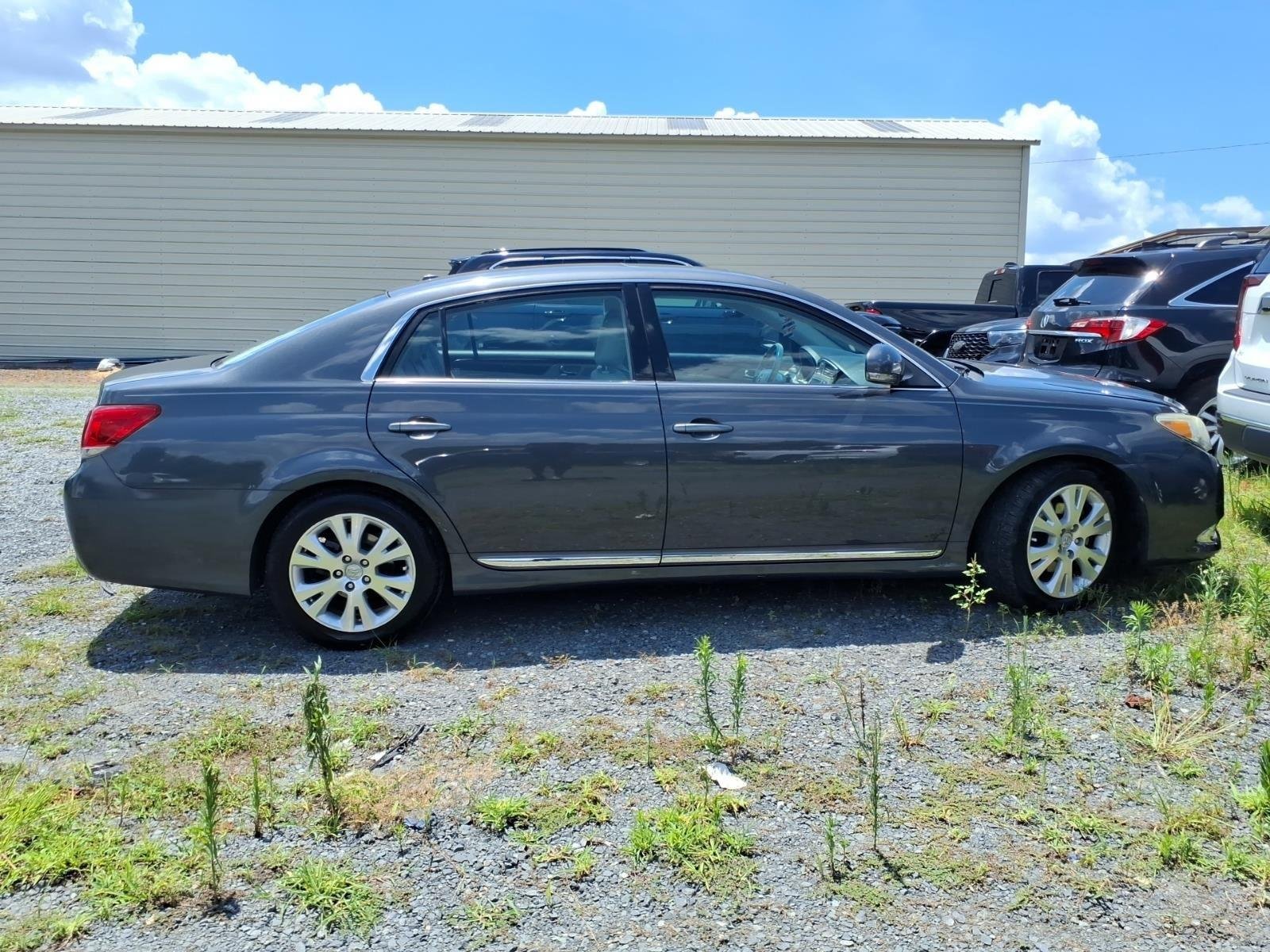 Used 2011 CLASSIC SILVER METALLIC TOYOTA LIMI image 7