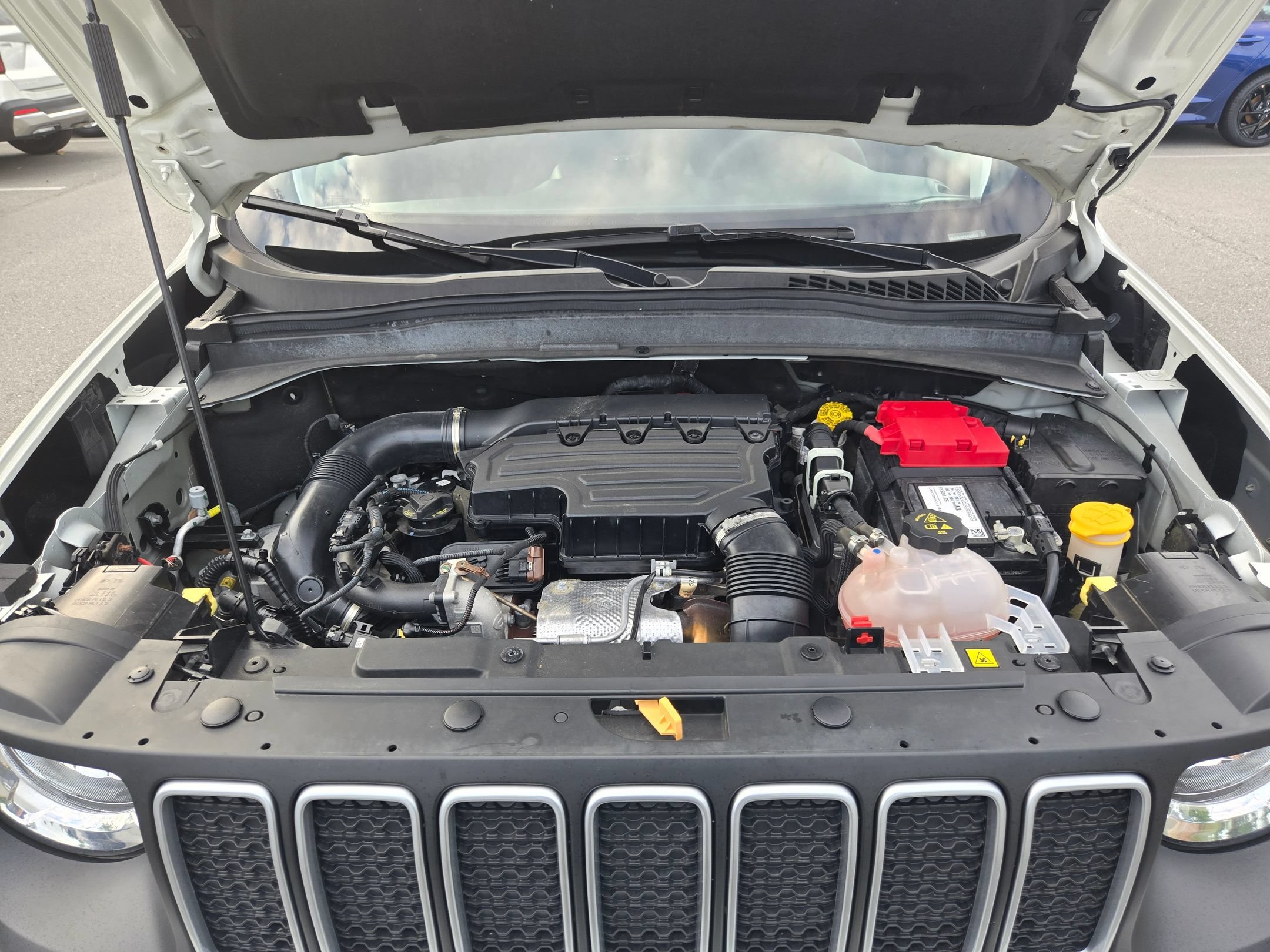 Used 2023 Alpine White Clearcoat Jeep Latitude image 19