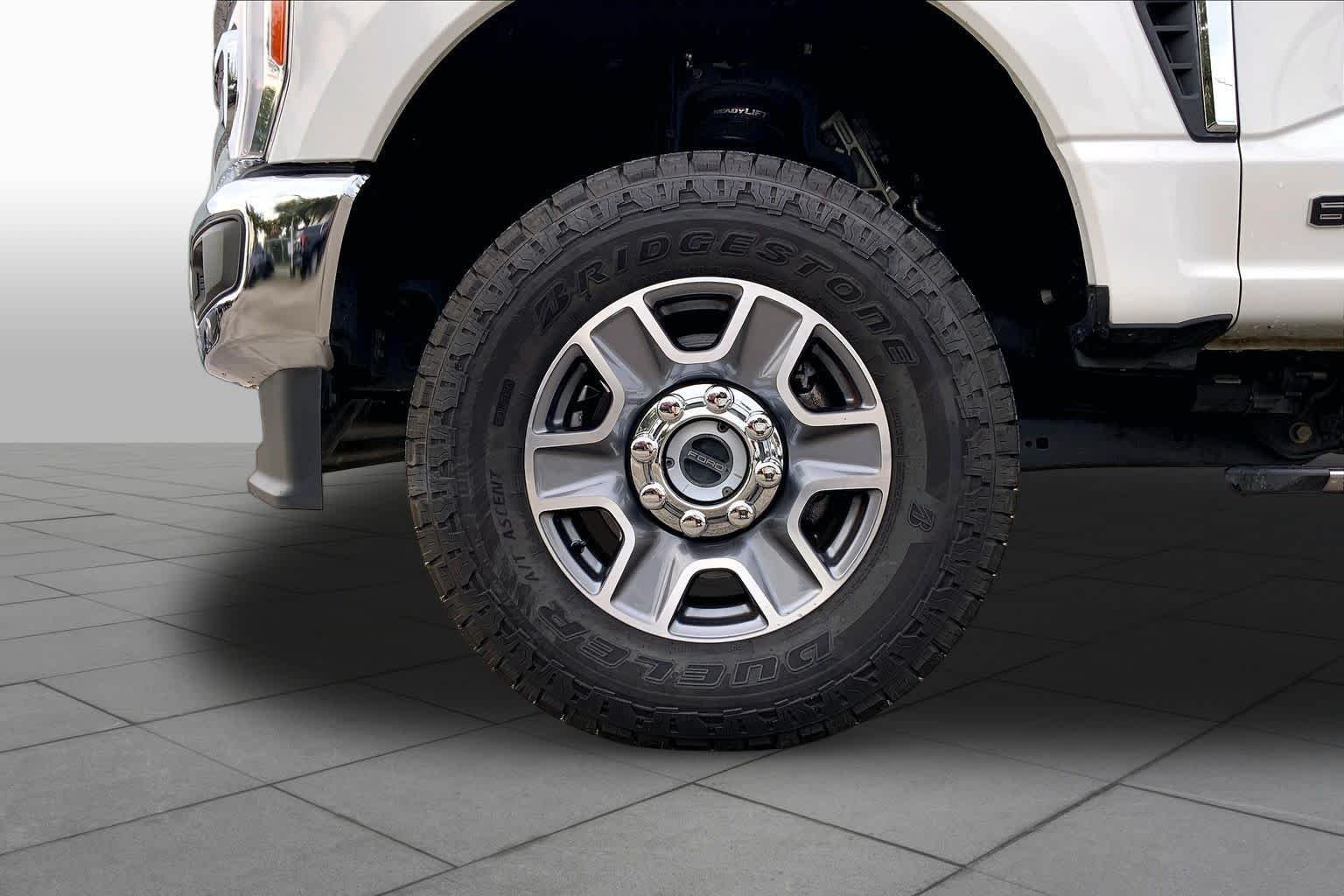 Used 2023 Star White Metallic Tri-Coat Ford F-250 Pickup LARIAT image 10