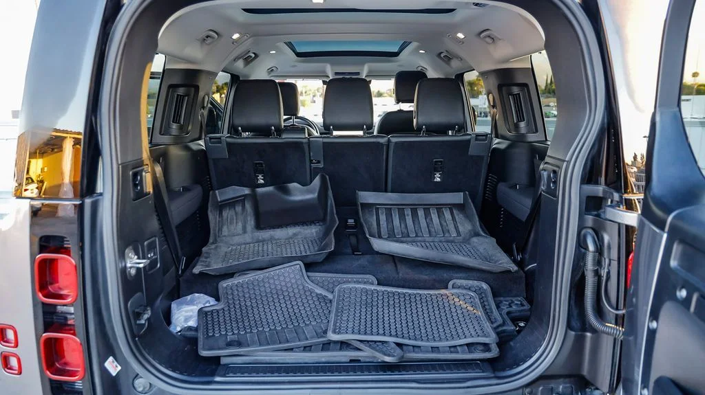 Used 2023  Land Rover SE image 31