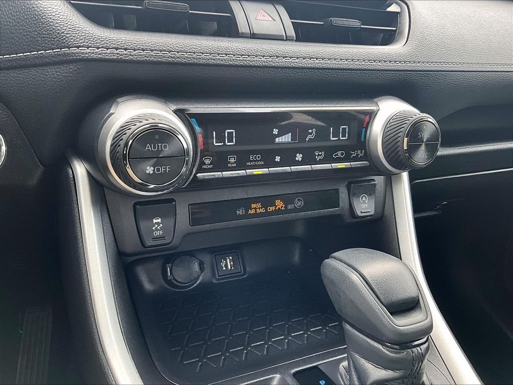Used 2025  Toyota XLE image 26