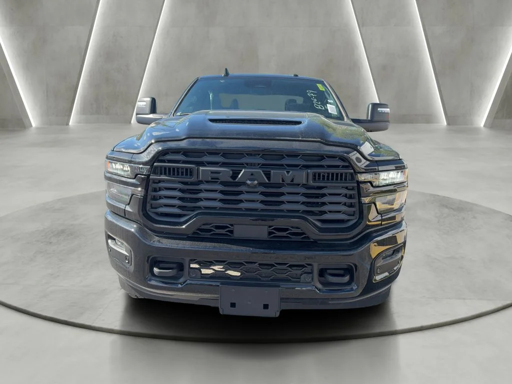 New 2026 Diamond Black Crystal Pearl-Coat Exterior Paint RAM Tradesman image 2