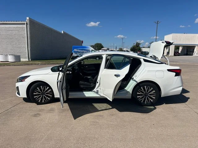 Used 2025 White Nissan 2.5 SV image 4