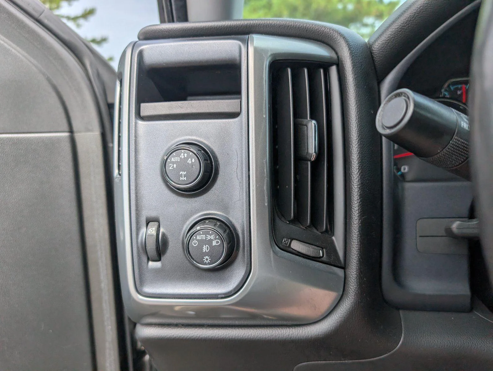 Used 2016 TUNGSTEN METALLIC Chevrolet LT image 27