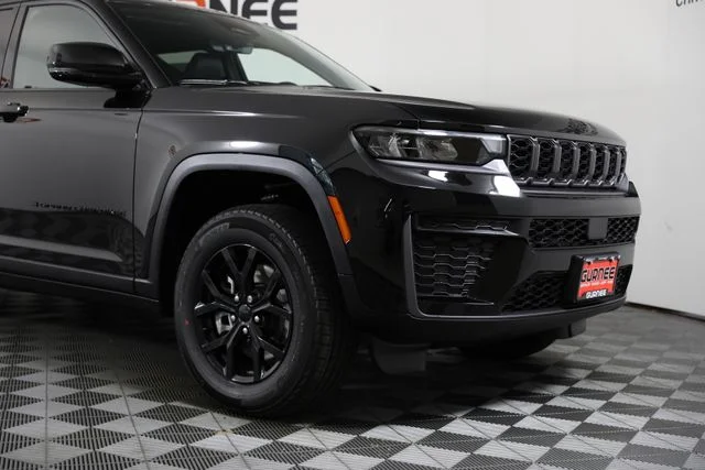 New 2026 Diamond Black Crystal Pearl-Coat Exterior Paint Jeep Altitude image 27
