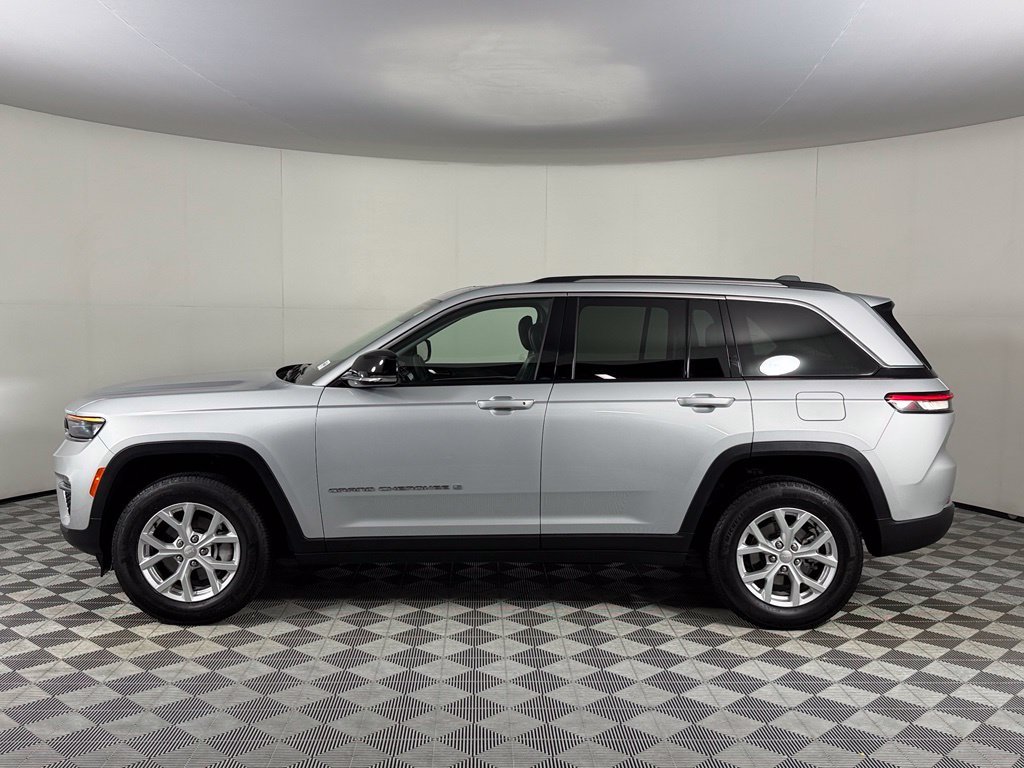 Used 2023 Silver Jeep Limited image 9