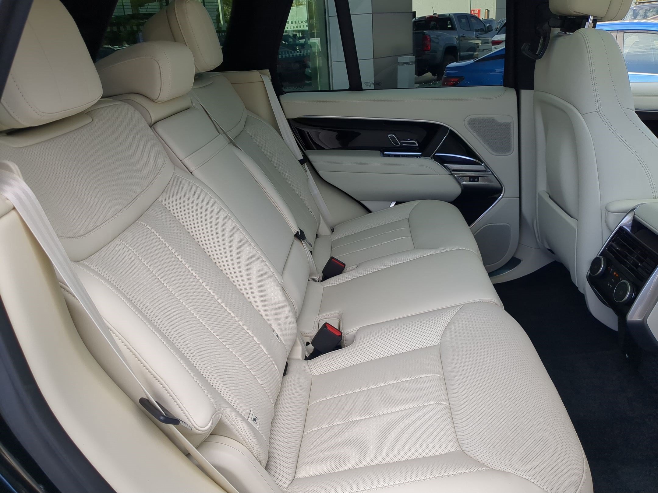 New 2027 Santorini Black Land Rover P530 SE image 30