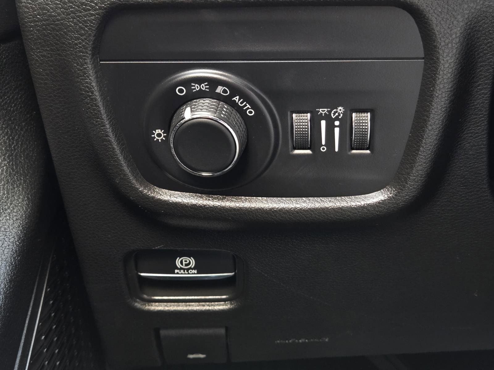 Used 2023 Diamond Black Crystal Pearlcoat Jeep Altitude image 22