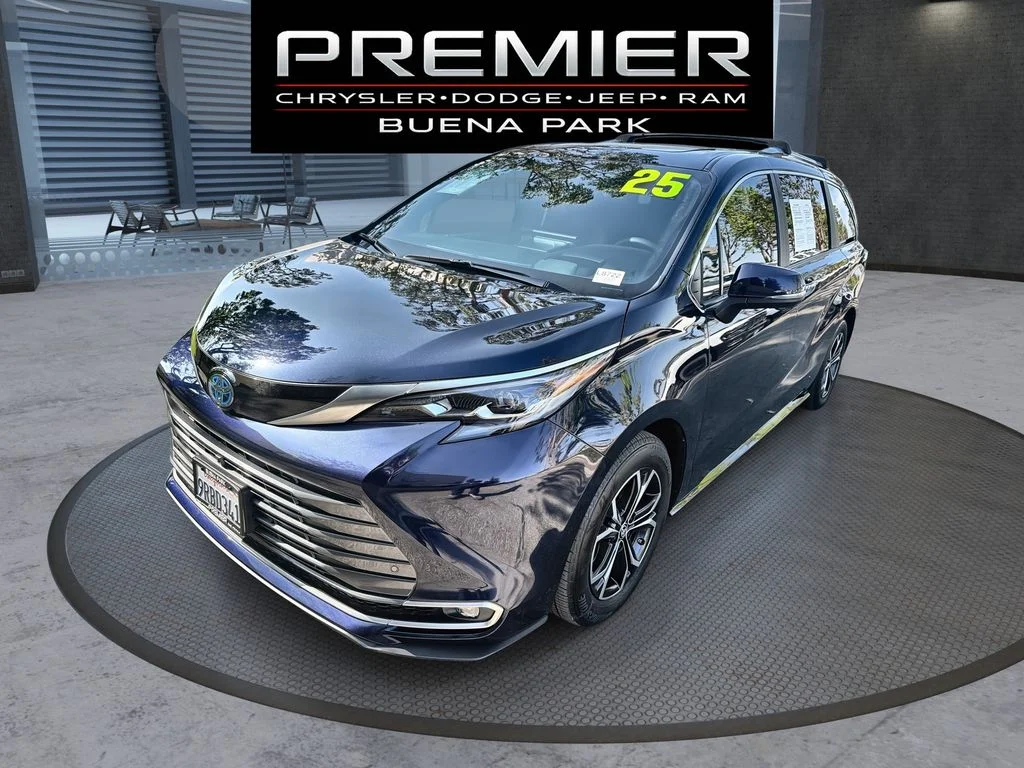 2025 Toyota Sienna Platinum 7-Passenger Hybrid AWD's photo