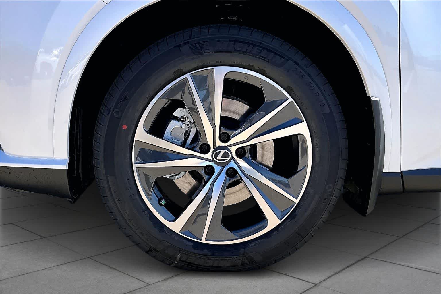 New 2026 Eminent White Pearl Lexus PREMIUM image 11