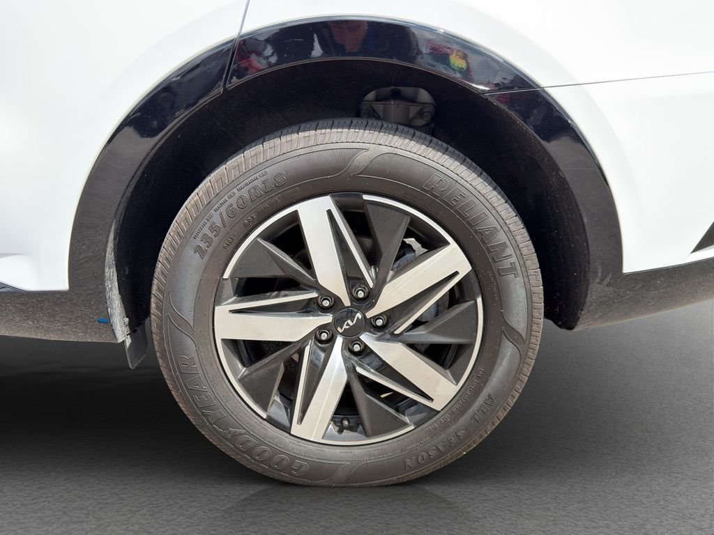Used 2023 White Kia S image 20