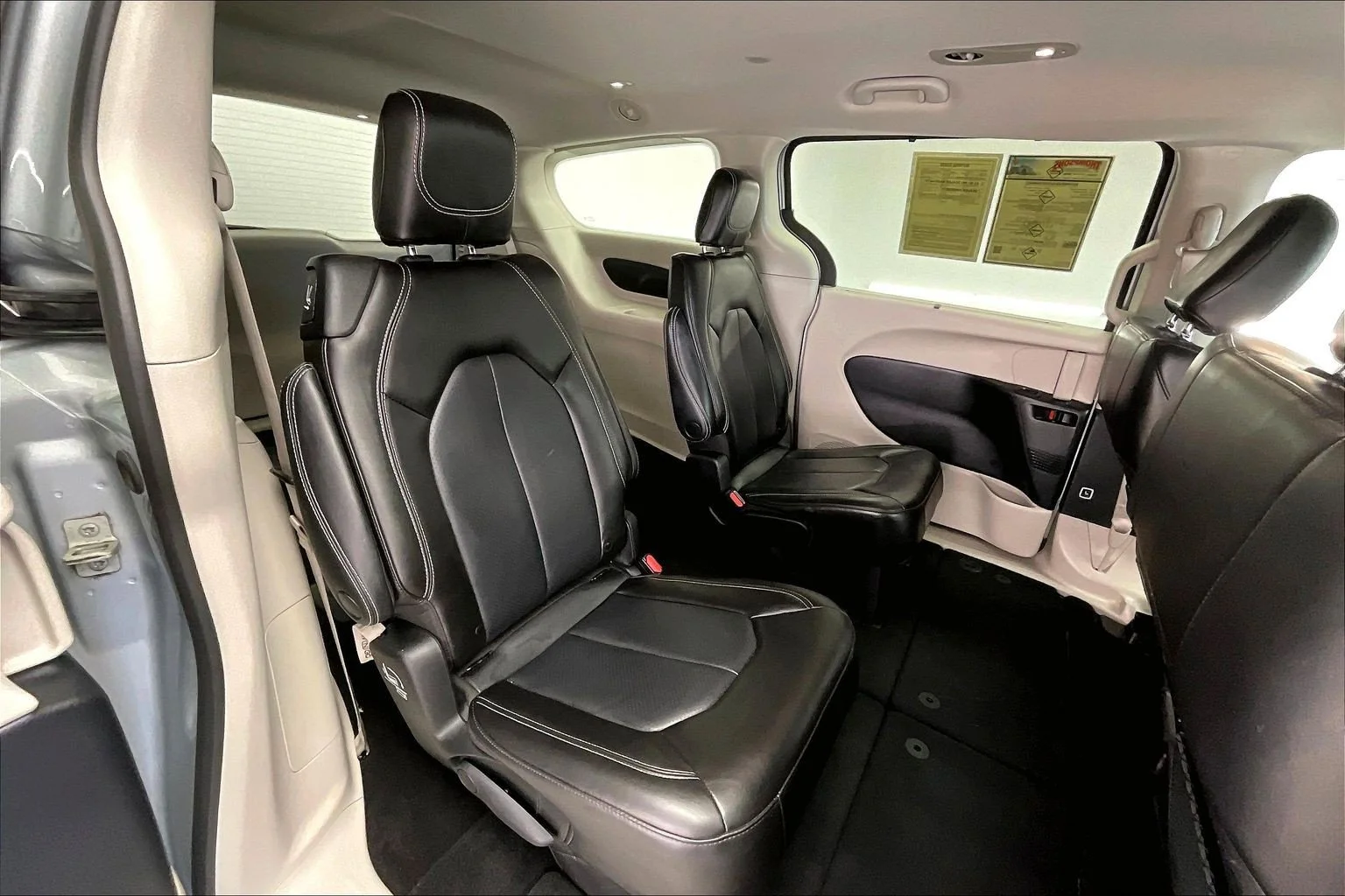 Used 2023 Silver Mist Clearcoat Chrysler Touring L image 18