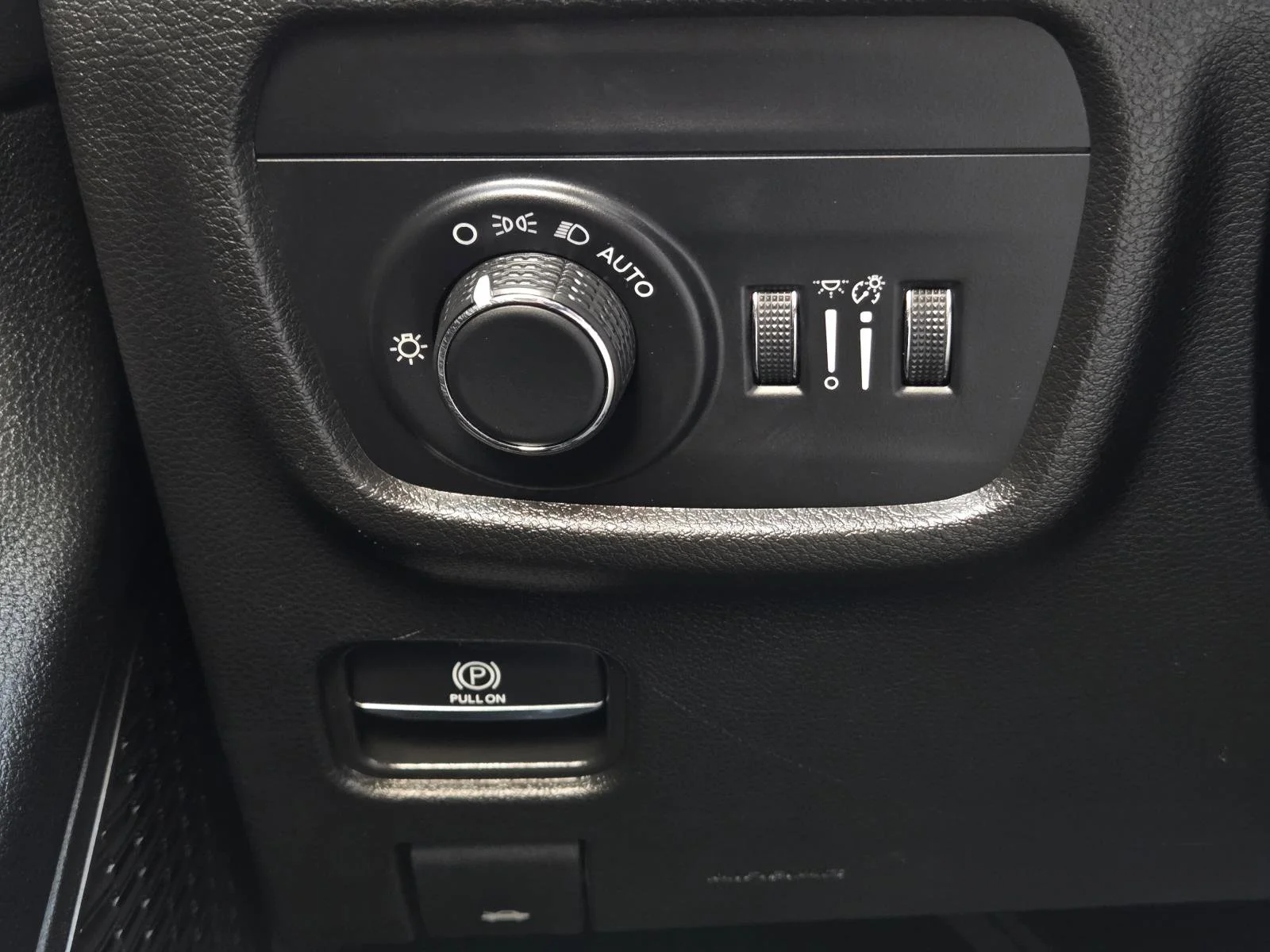 Used 2023 Diamond Black Crystal Pearlcoat Jeep Altitude image 22