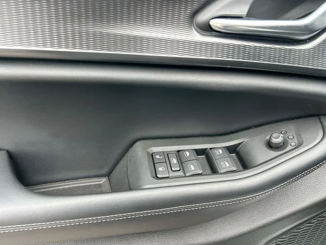 Used 2025 White/off-white Jeep Laredo X image 18
