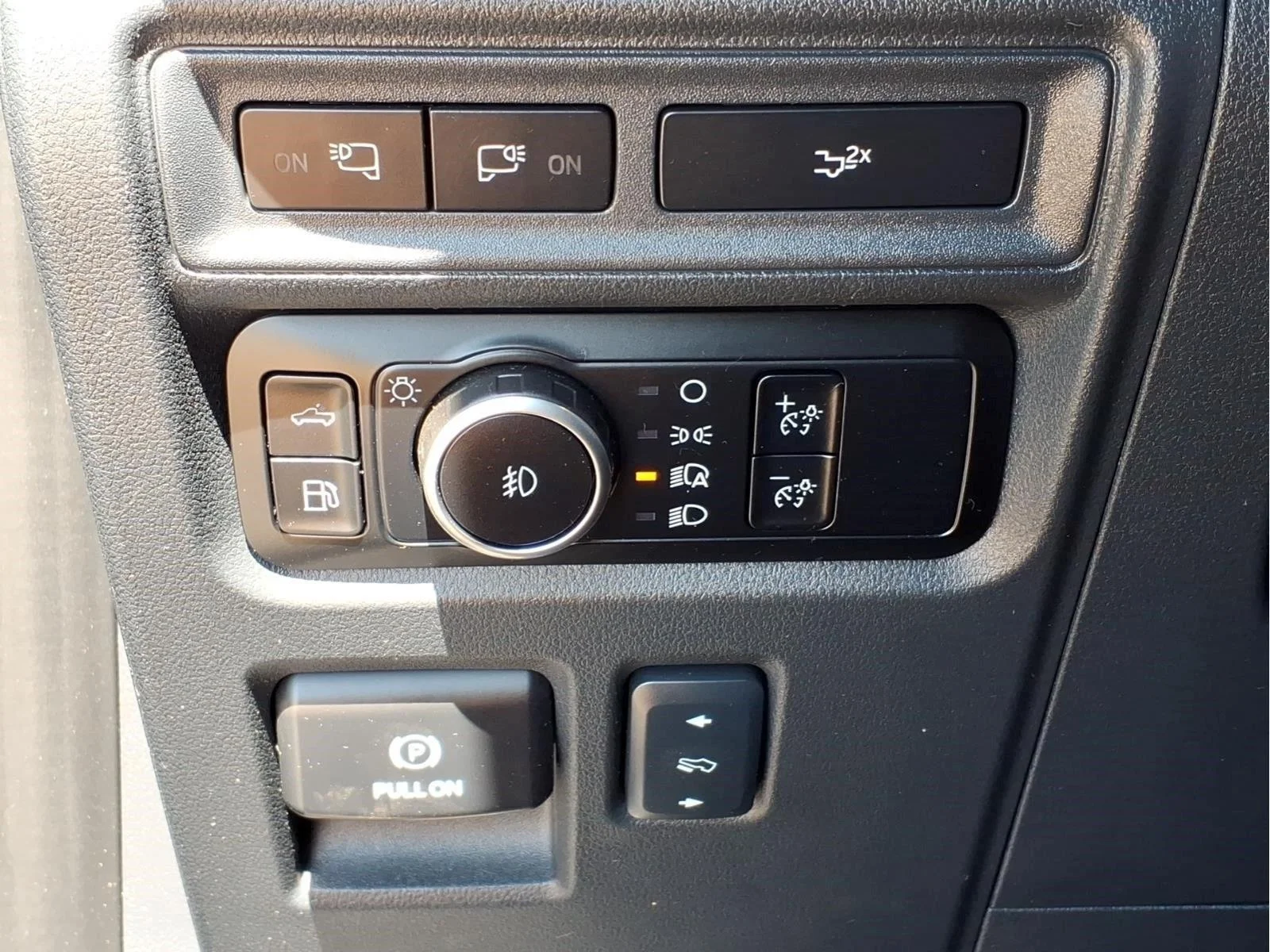 Used 2024  Ford LARIAT image 18