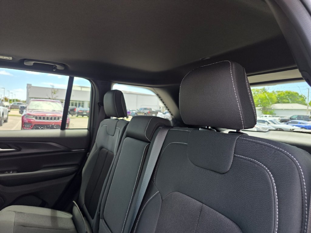 New 2026 Diamond Black Crystal Pearl-Coat Exterior Paint Jeep Laredo X image 8