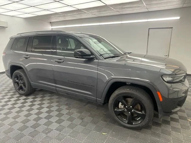 Used 2023 Gray Jeep Altitude image 3