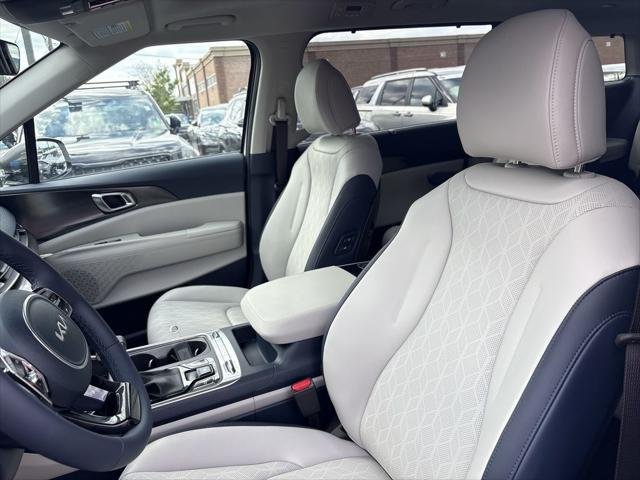 2025 Kia Carnival SX photo 4