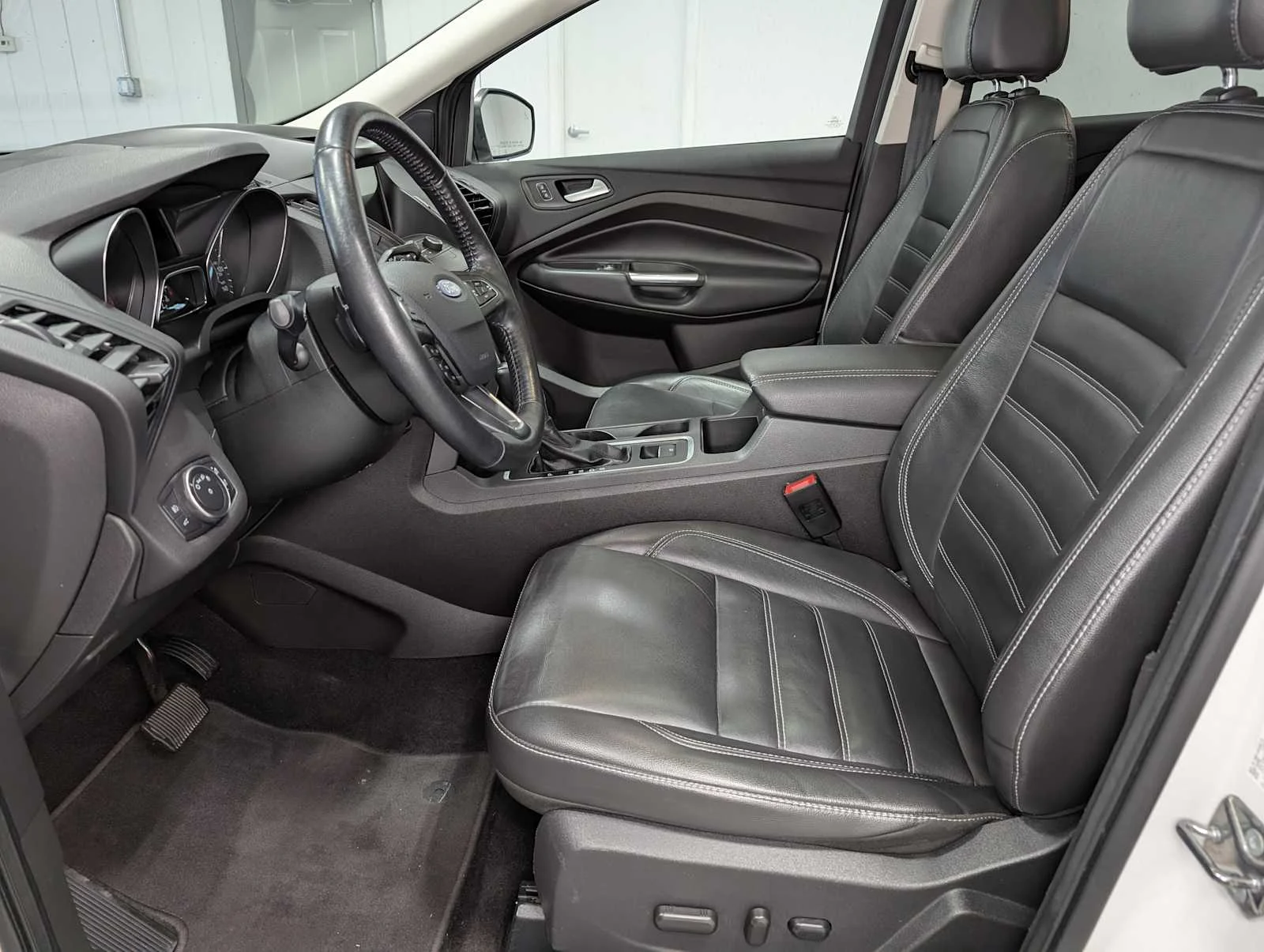 Used 2017 White Platinum Metallic Tri-Coat Ford SE image 4