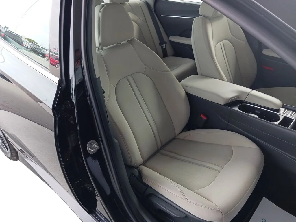 Used 2025 Black Hyundai SEL image 27