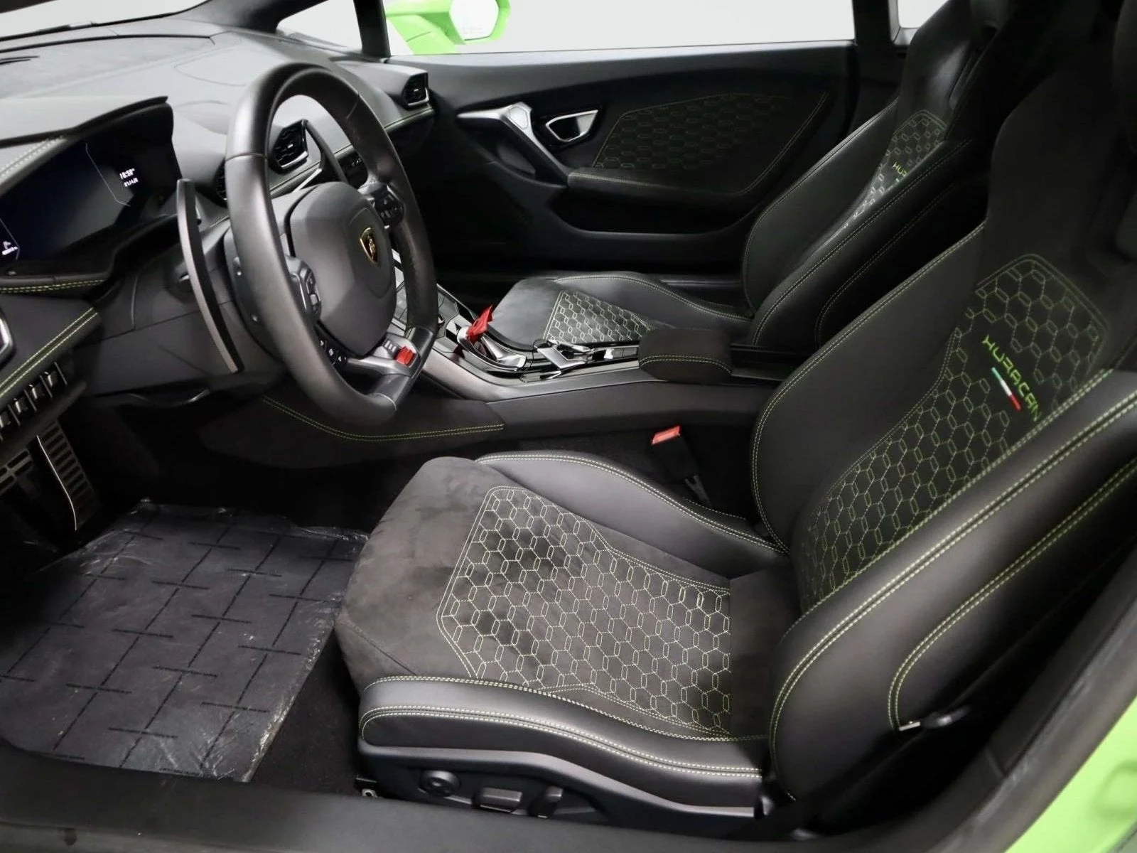 Used 2018 Verde Mantis Pearl Effect Lamborghini  image 18