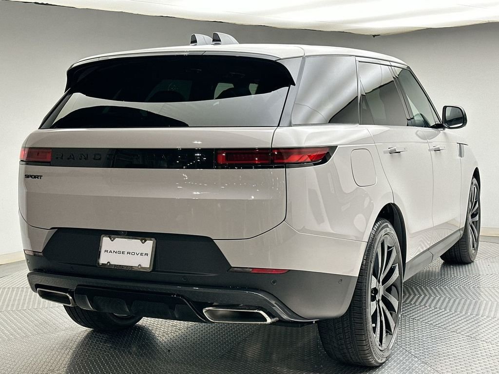 New 2026 Borasco Grey Land Rover SE image 3