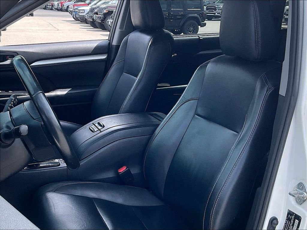 Used 2019 Blizzard Pearl Toyota XLE image 9