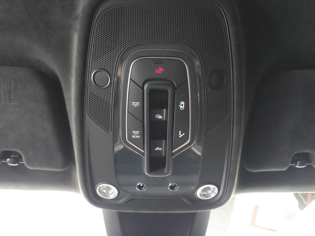 Used 2023 Balloon White Metallic Lamborghini S image 18