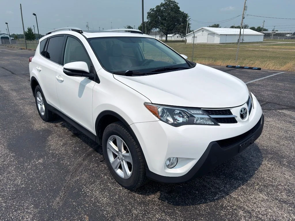 Used 2014 White Toyota XLE image 2