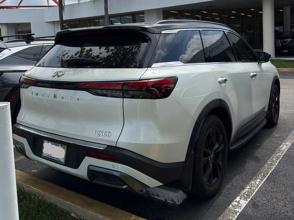 Used 2022 White INFINITI LUXE image 2