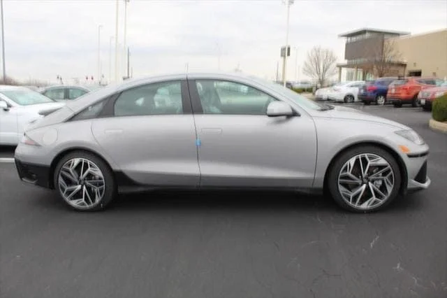 Used 2024 Silver Hyundai SEL image 2