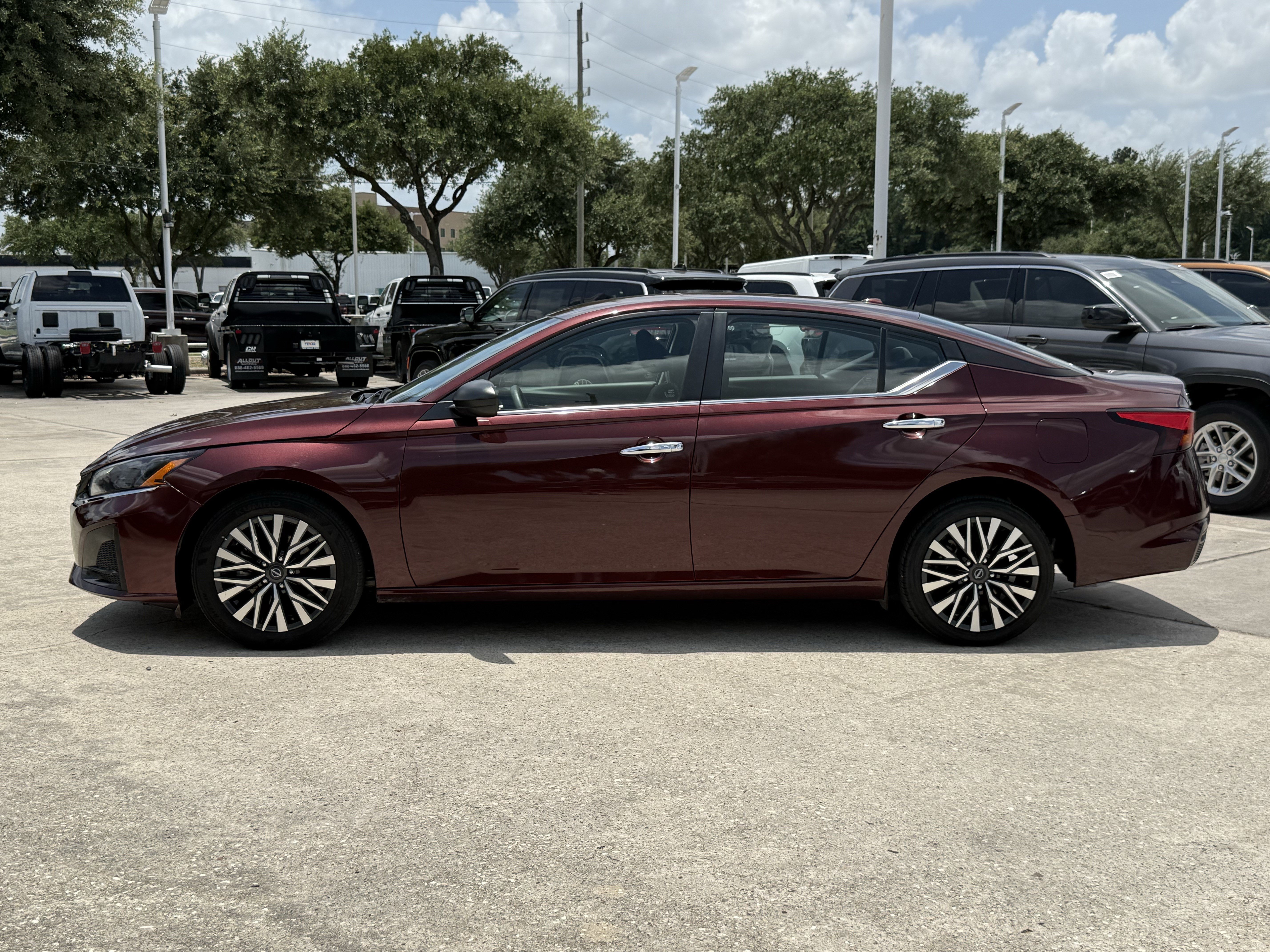 Used 2025 Garnet Pearl Metallic Nissan  image 7