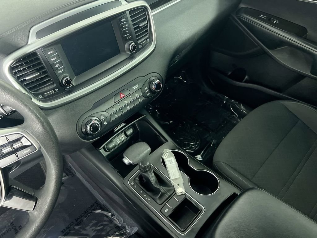 Used 2019 White Kia LX image 23