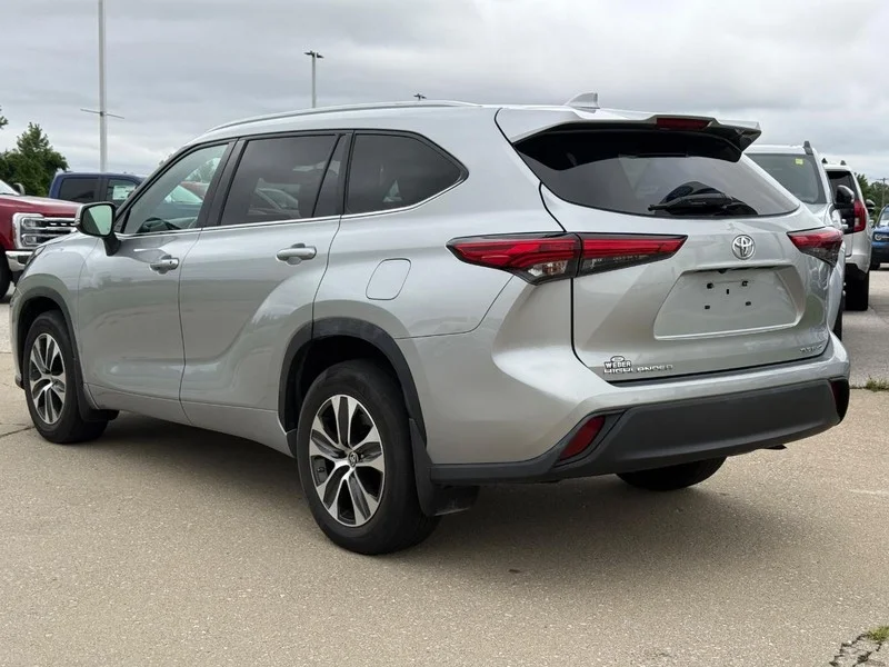 Used 2022 Celestial Silver Metallic Toyota XLE AWD (Natl) image 3