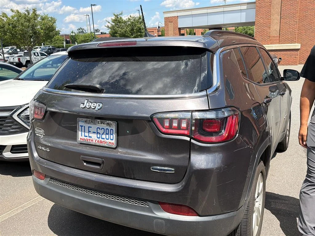 Used 2022  JEEP  image 4