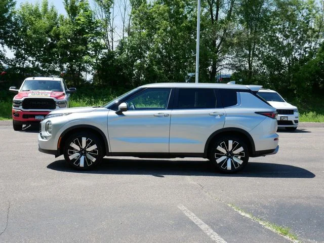 Certified Used 2025 Alloy Silver Metallic Mitsubishi SE image 3