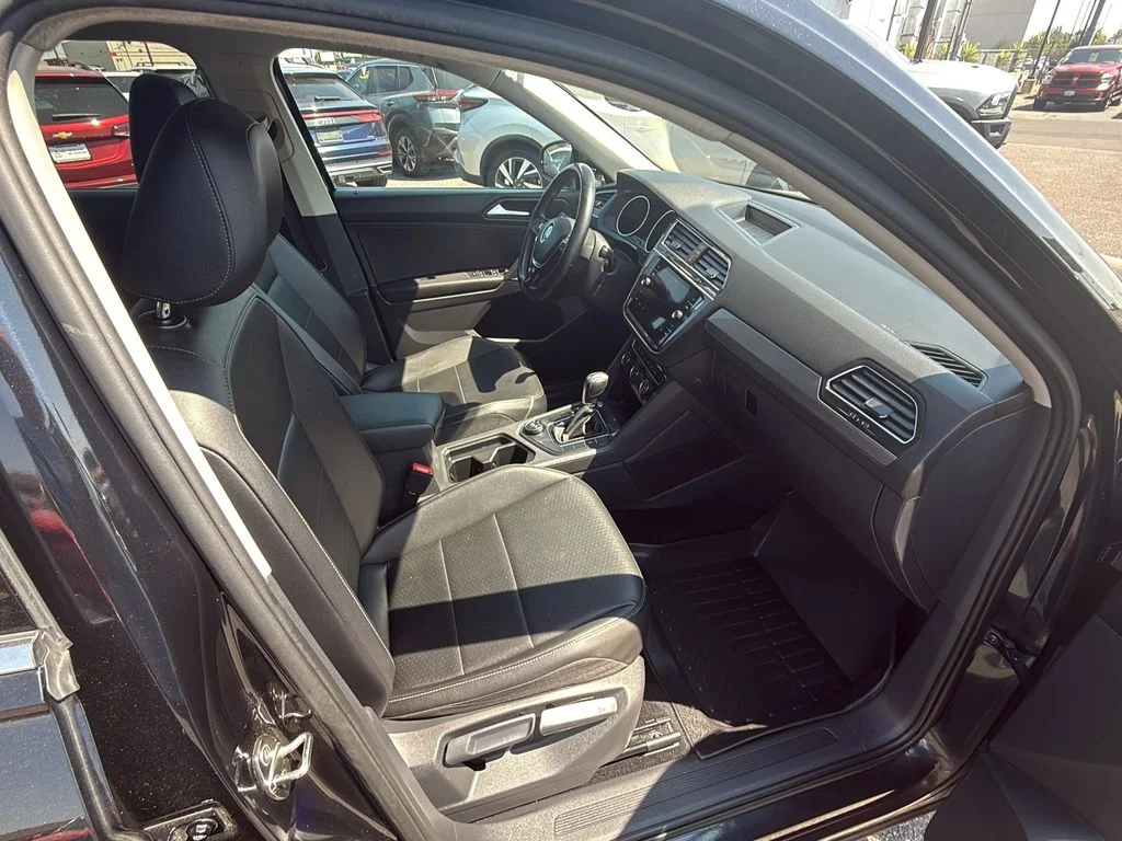 Used 2019 Deep Black Pearl Volkswagen SE image 22