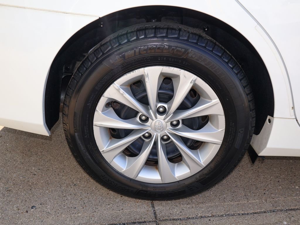 Used 2015 White Toyota LE image 9