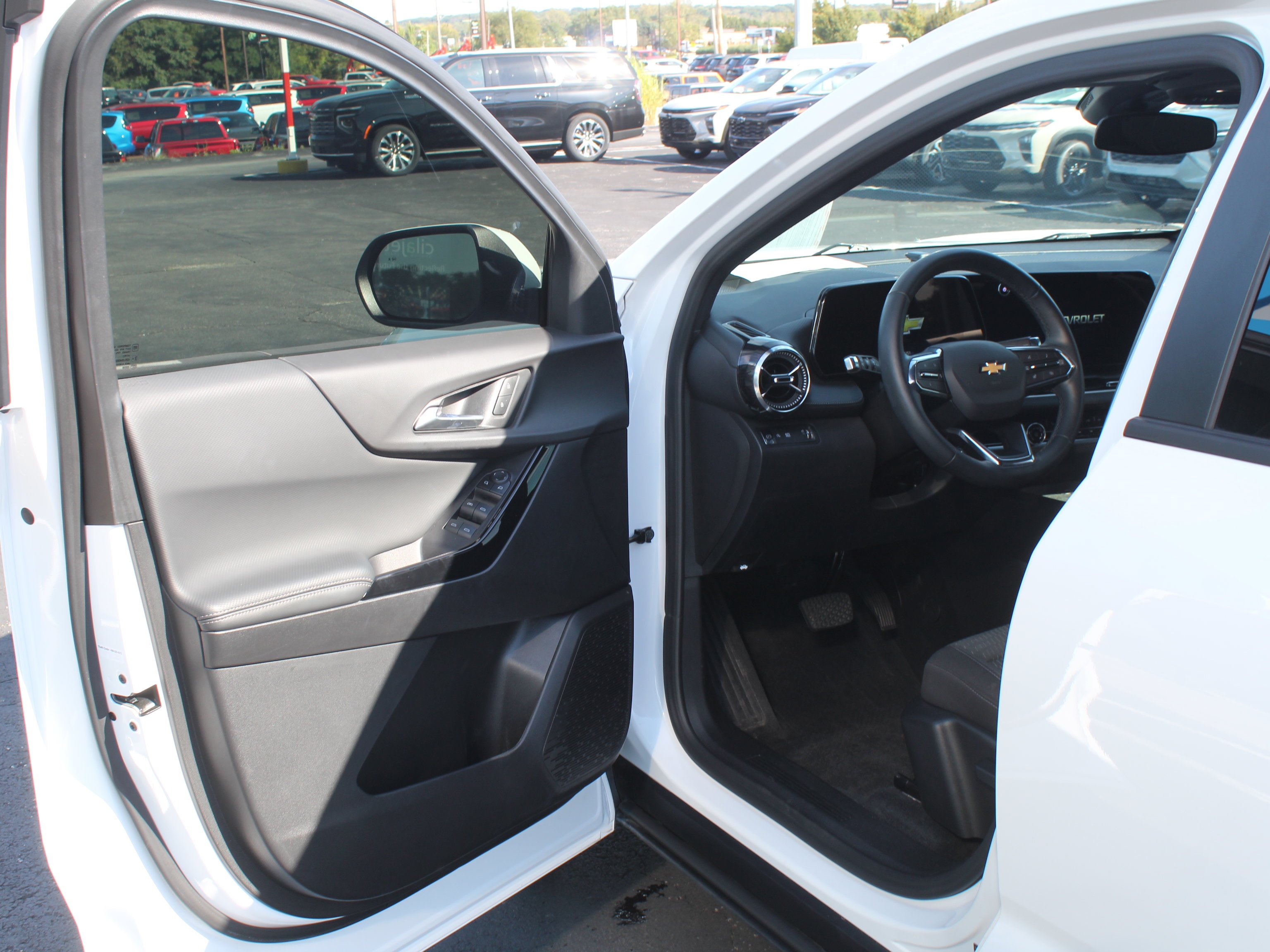 2025 Chevrolet Equinox LT - Photo 12