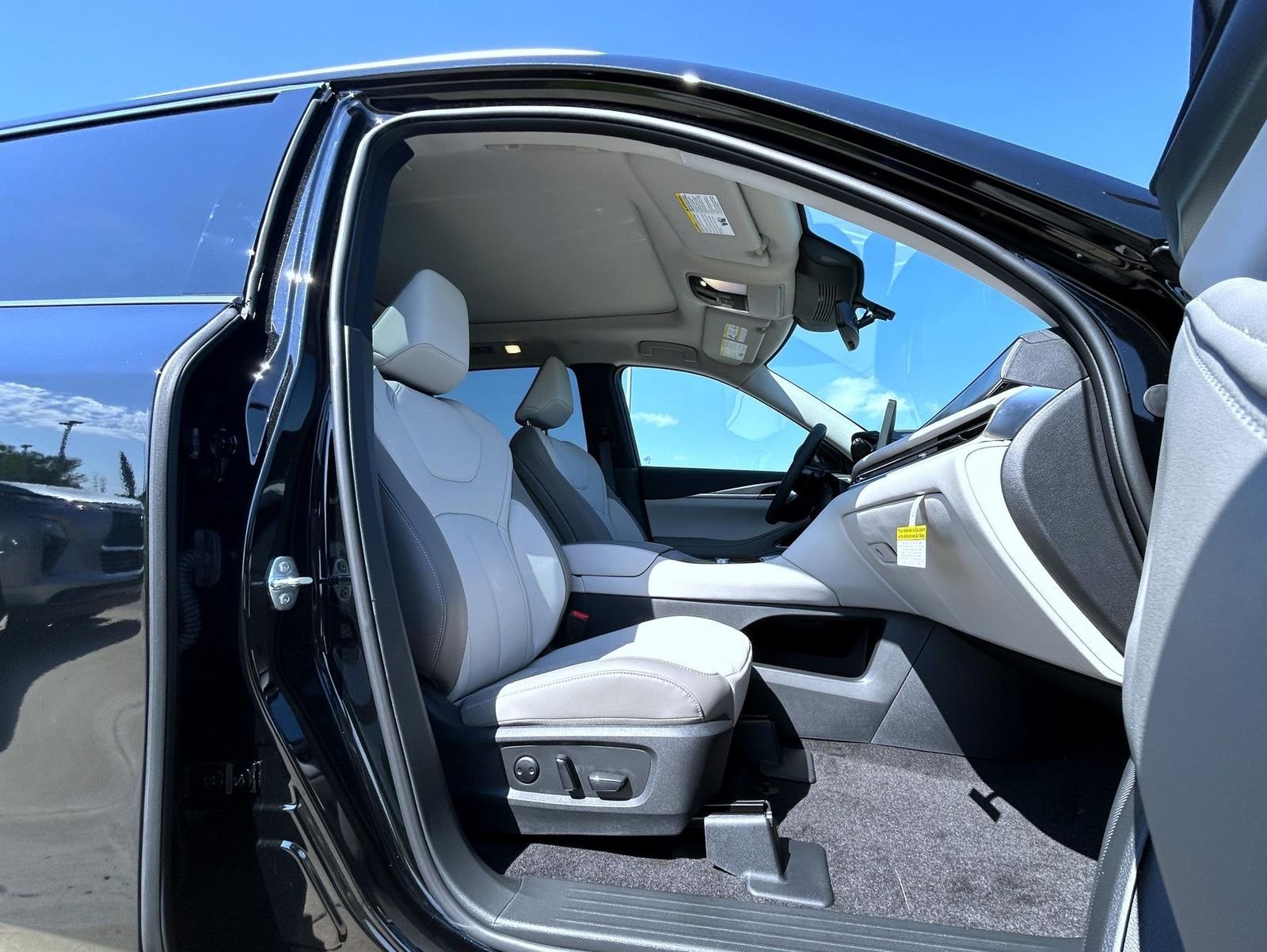 New 2027 MINERAL BLACK INFINITI Luxe AWD image 15
