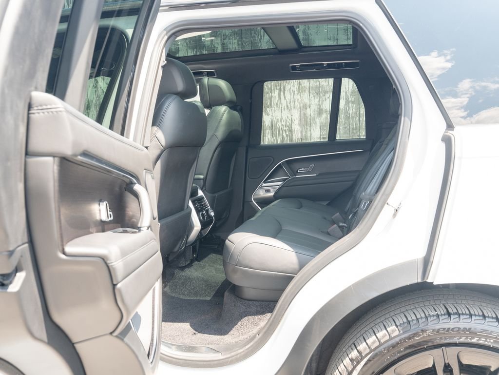 Used 2024 White Land Rover SE image 33