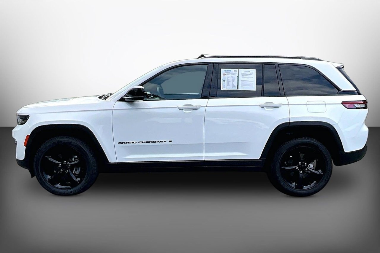 Used 2023 White Jeep Altitude X image 5