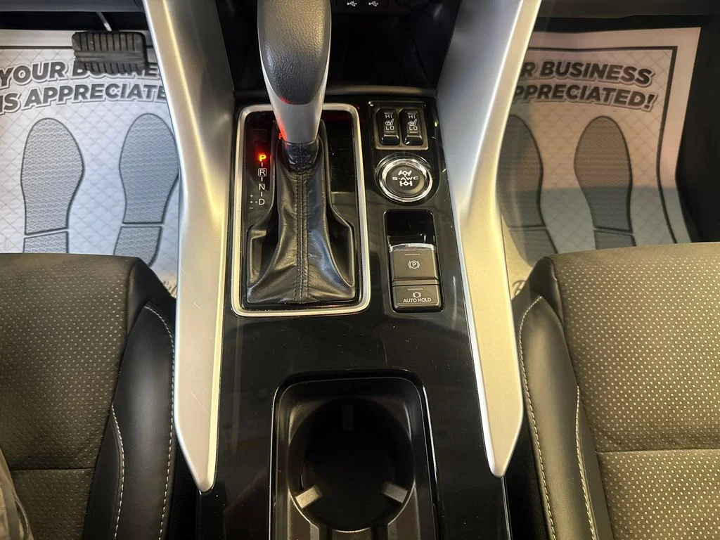 Used 2025  Mitsubishi SE image 19