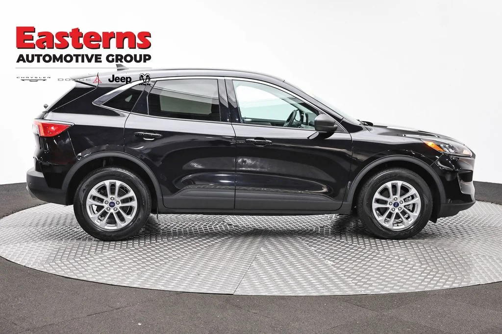 Used 2022 Black Ford SE image 4