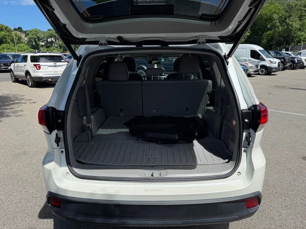 Used 2019 White Toyota XLE image 31