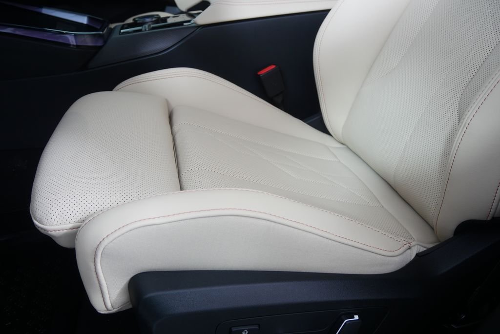 New 2026 Mineral White Metallic BMW 30 xDrive image 9