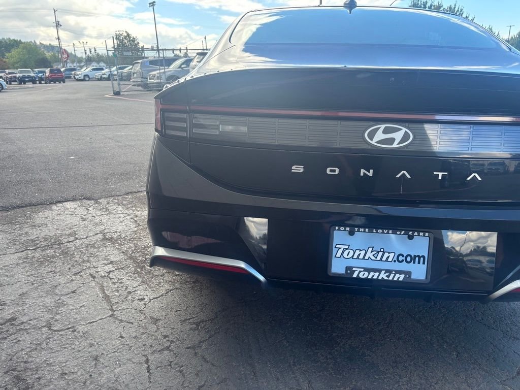 Used 2025 Black Hyundai SEL image 8