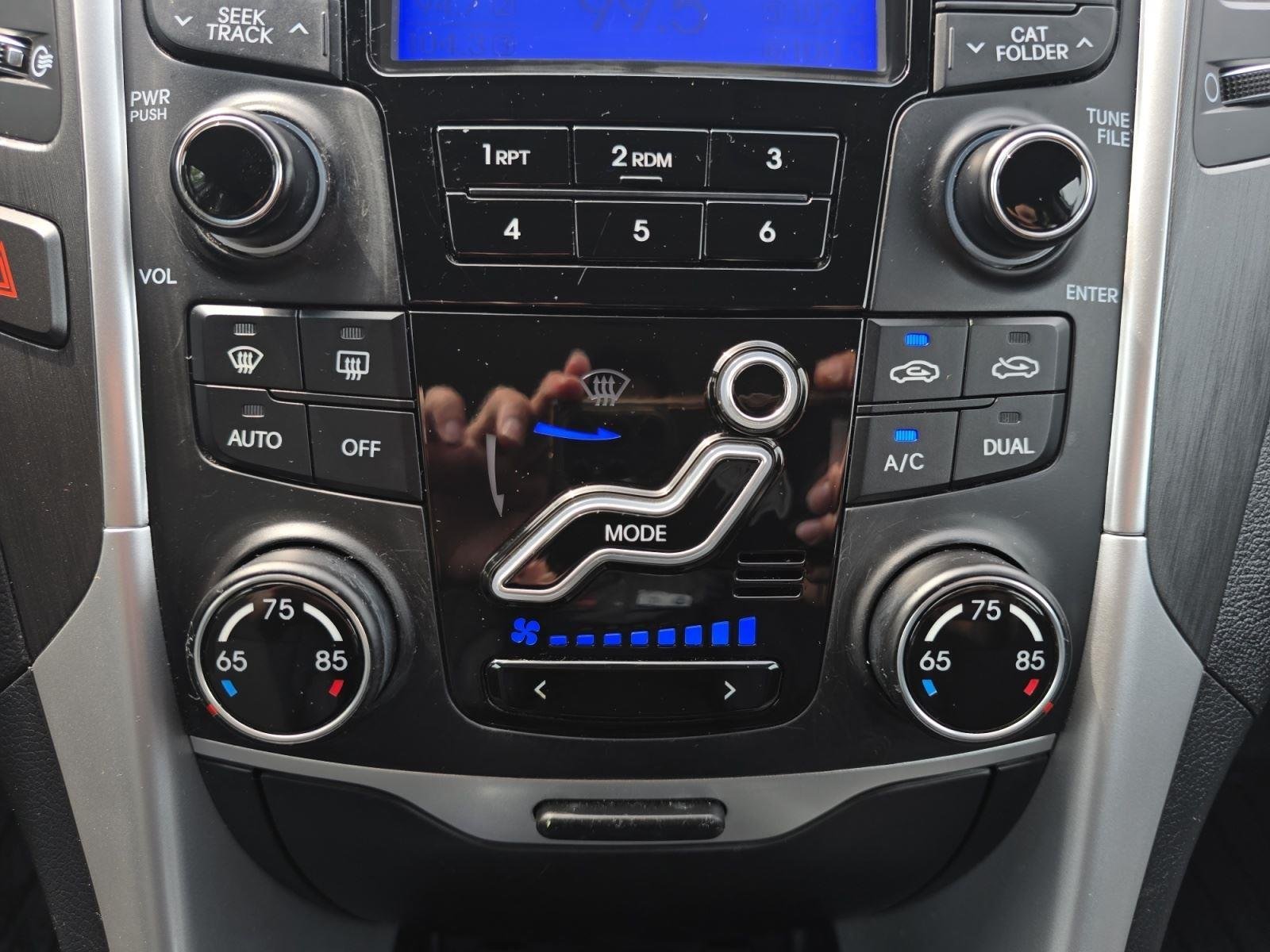 Used 2013 Shimmering White Hyundai SE image 18